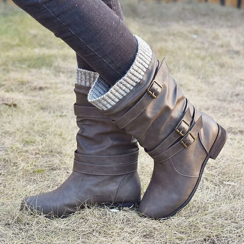 Winter new products low heel 40-43 women's boots displayed on a model outdoors, featuring a round toe and square heel.